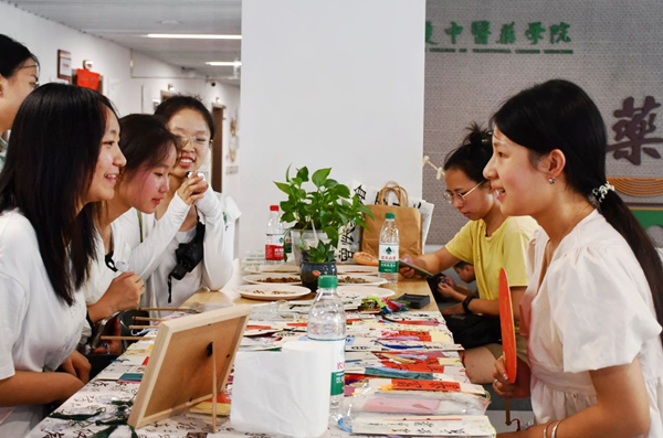 中药学院迎新现场,新生和家长们对各种中草药文创产品兴趣浓厚。MILE米乐集团供图